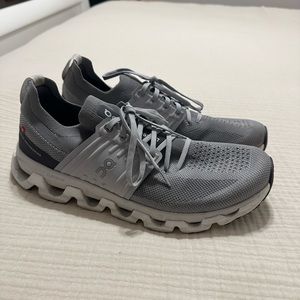 Oncloud size 11.5. Only wore them a handful of times but couldn’t return.